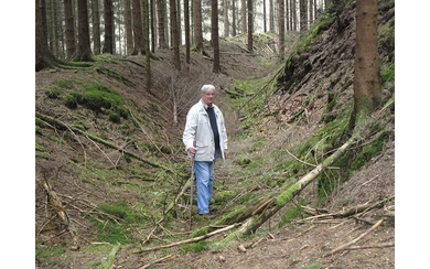 Ortsvorsteher Waldemar Herr in einer tiefen Hohlwegspur im Pfaffenwald (Foto: Gerhard Gläser)