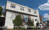 Das Untergeschoss des heutige Universitätsgebäudes am Siegberg beherbergt das Aktive Museum am Standort der ehemaligen Synagoge
