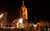Die Nikolaikirche mit dem angestrahlten vergoldeten Krönchen in weihnachtlicher Stimmung