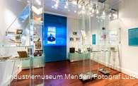 Schwebendes Museum: Filigrane Glasvitrinen mit sch