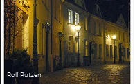 Eine Häuserreihe in der Altstadt bei Nacht.