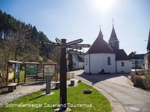 Wandertafel und Kirche in Arpe