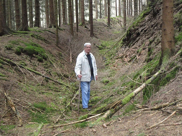 Ortsvorsteher Waldemar Herr in einer tiefen Hohlwegspur im Pfaffenwald (Foto: Gerhard Gläser)